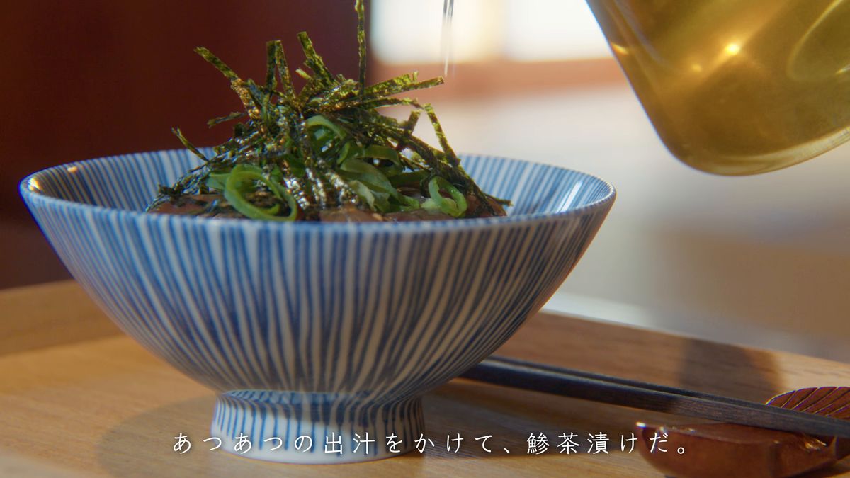 茶碗にやかんから出汁を注ぐ