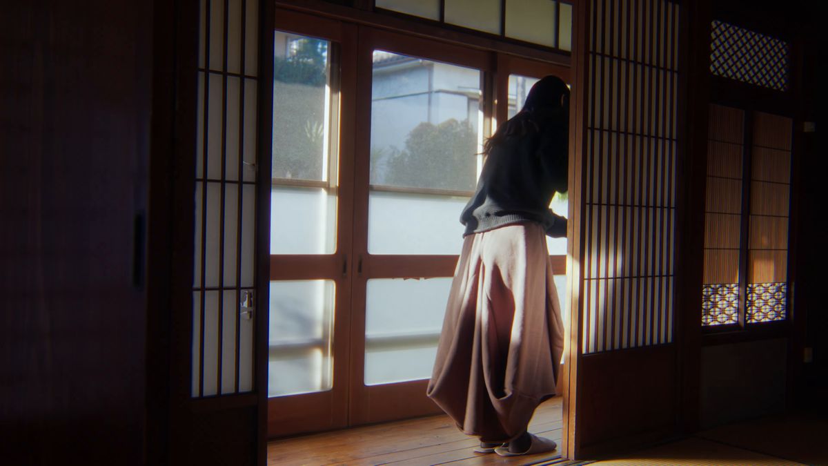 硝子戸の前を通る出発の支度の後ろ姿