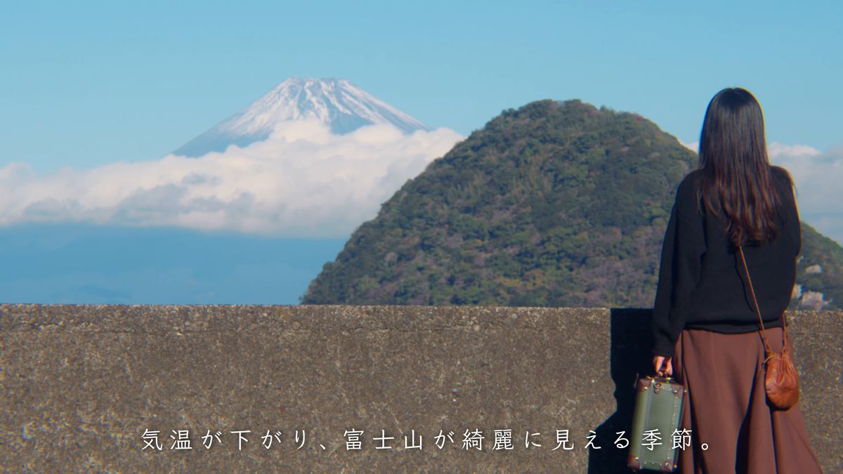 富士山と淡島を前に立つ後ろ姿