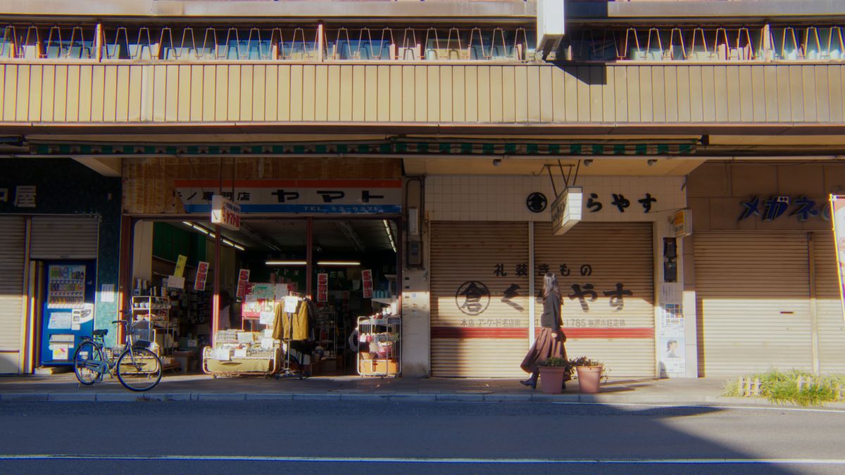 朝の光の中のアーケード商店街の店先