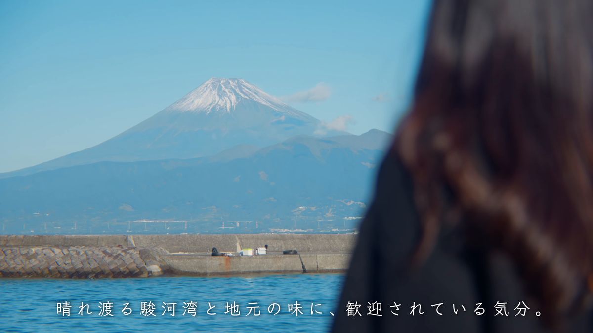 髪越しの富士山と防波堤の海