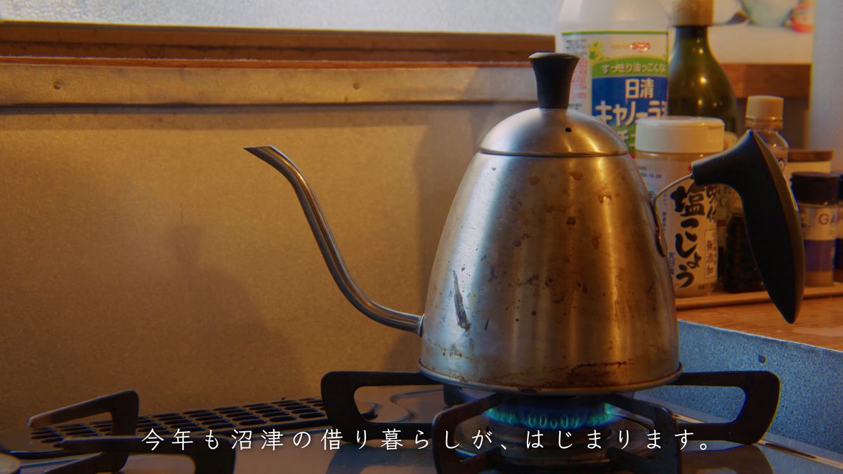 ガスの火にかけた銀色の細口のやかん