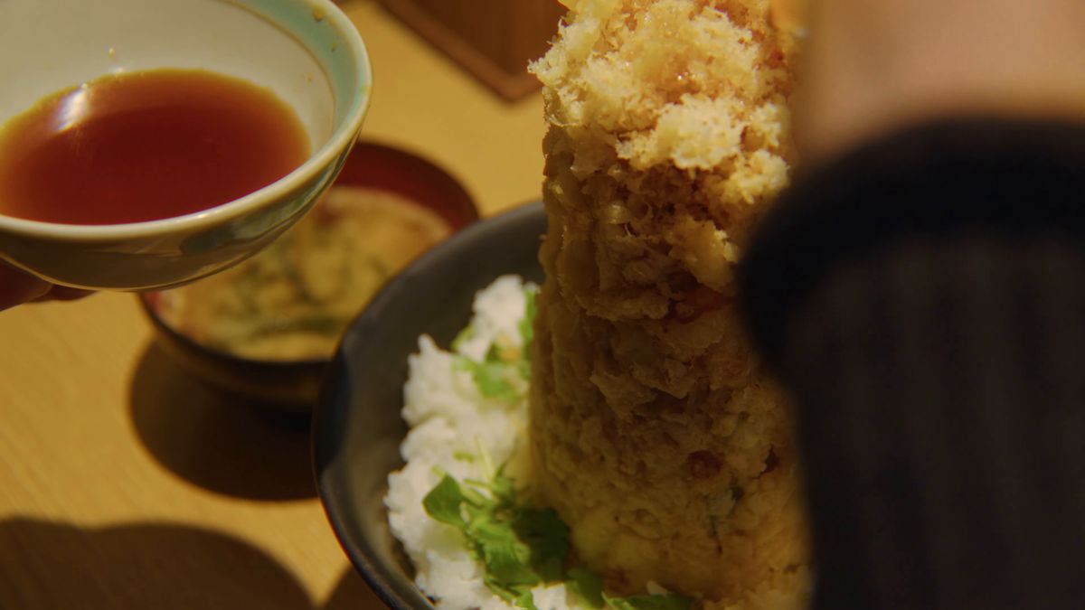 丼の上のかき揚げの寄りと、天つゆの器