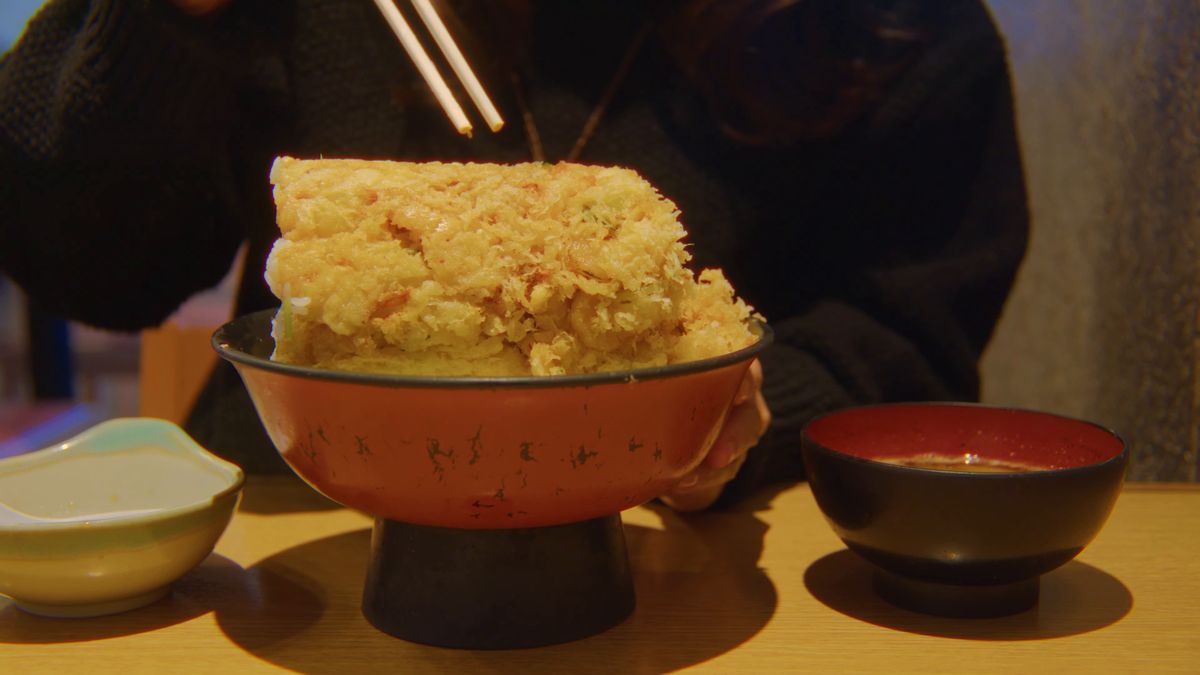 倒して横にしたかき揚げの丼と汁椀、小皿