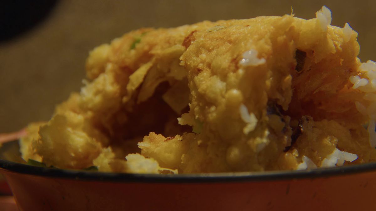 崩したかき揚げの中身とご飯