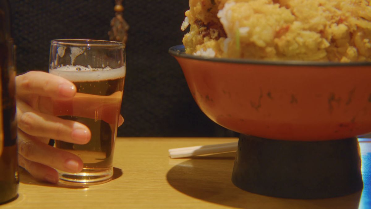 泡の立つグラスを手に、かき揚げ丼