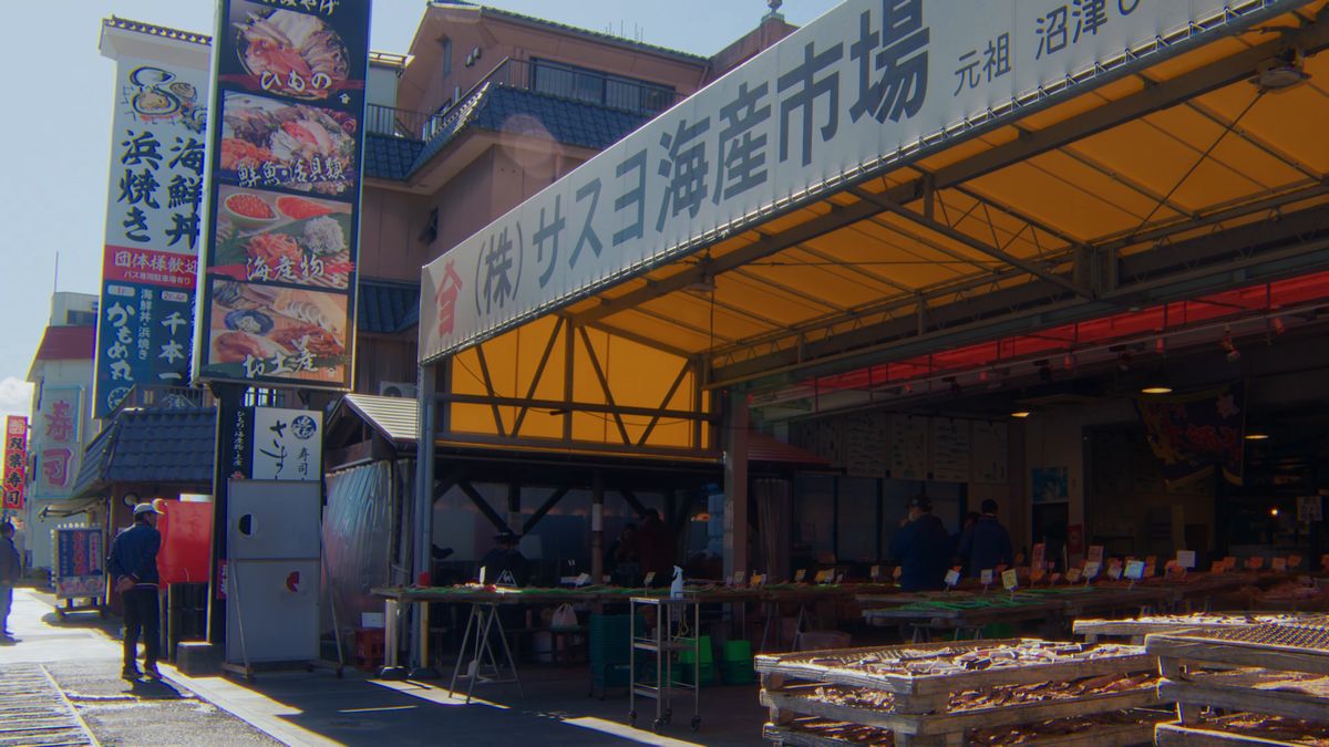 「サスヨ海産市場」の看板と店先の通り
