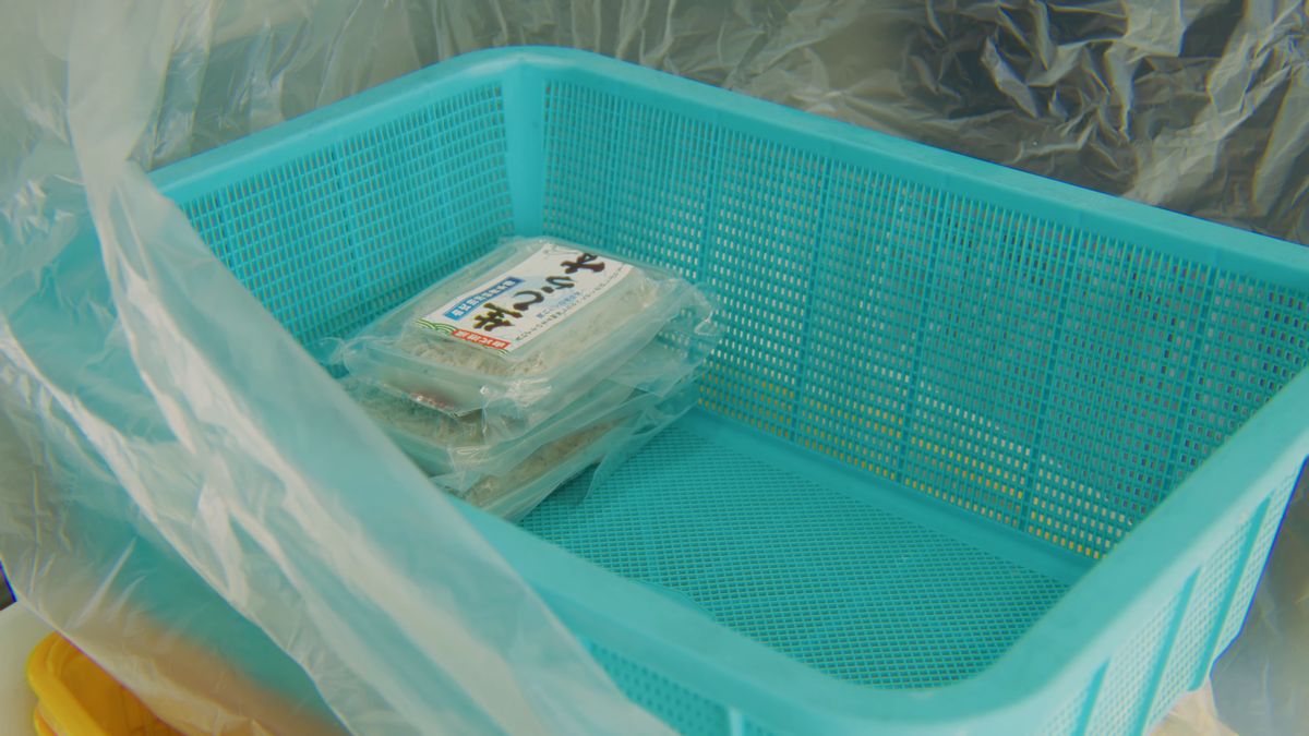水色の買い物かごに入れたパック