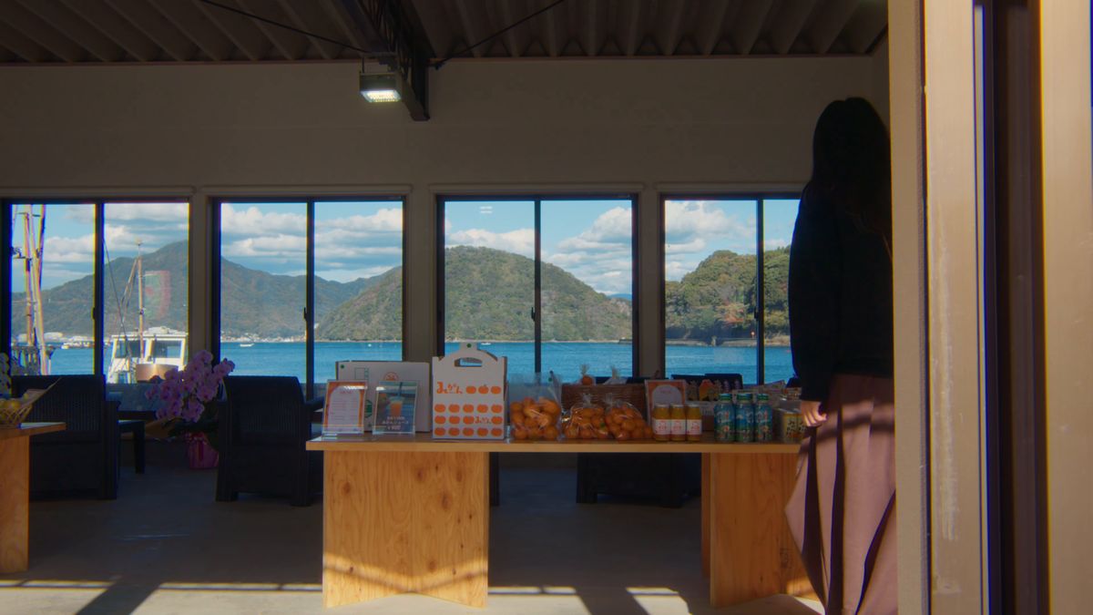 窓の向こうに海と島が見える直売所の店内
