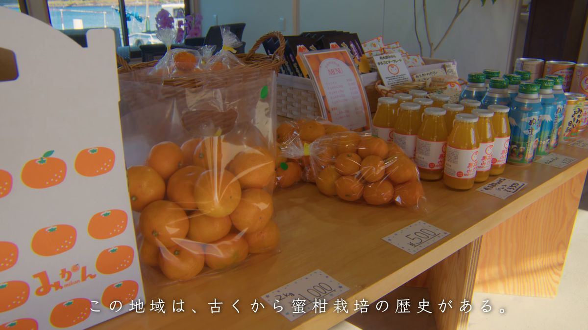 「みかん」の箱と袋詰めのみかん、ジュースの瓶