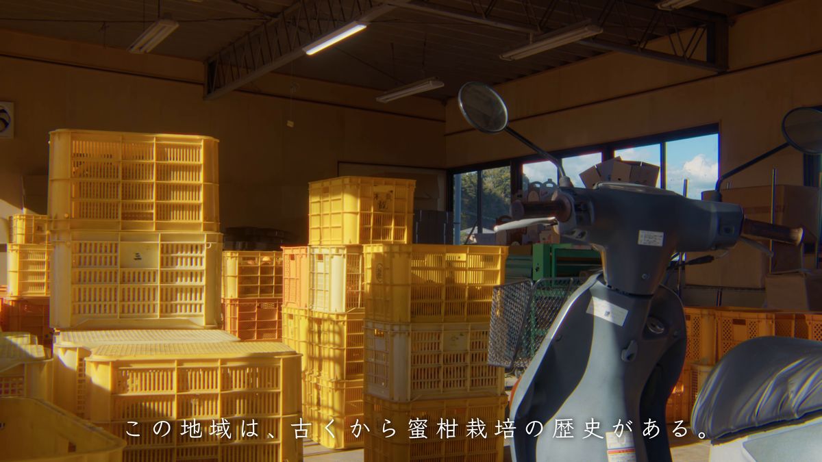 積まれた黄色いコンテナとスクーター