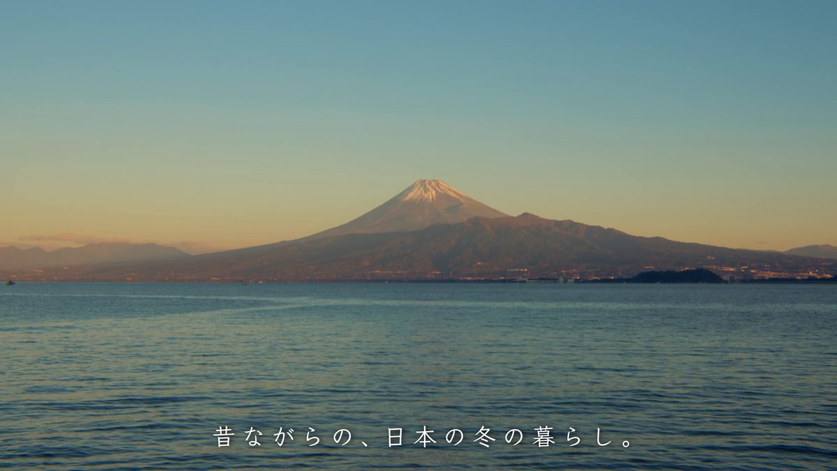 夕焼けの駿河湾に浮かぶ富士山