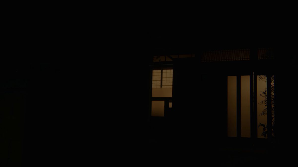 窓に明かりのともる夜の古民家