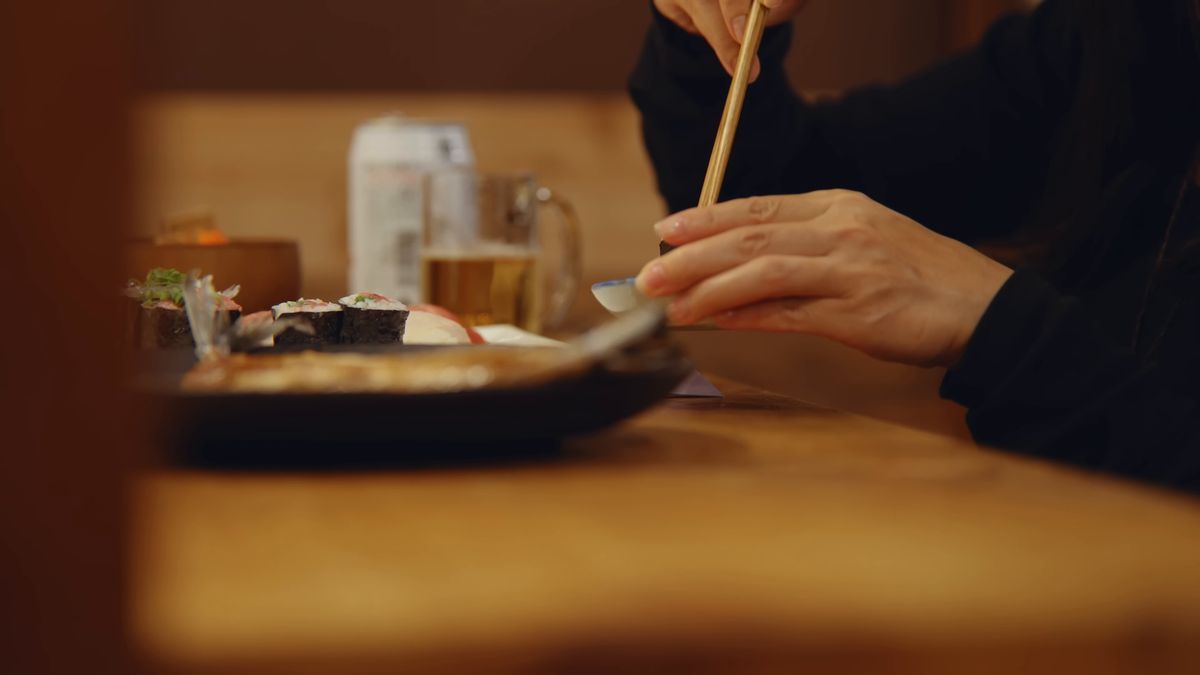 小皿と箸を手に食べる