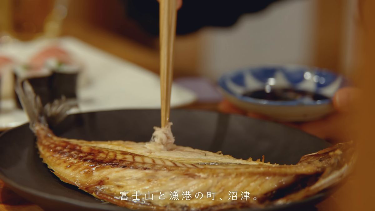 箸で焼いたアジの干物をほぐす