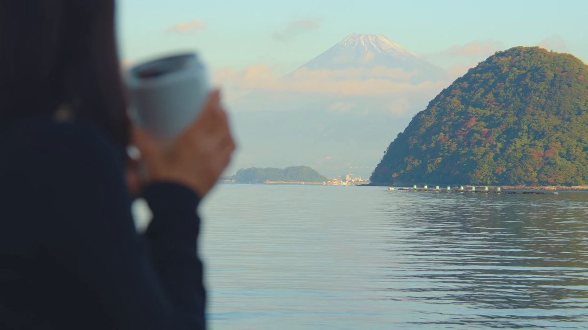 カップを手に、富士山と淡島の海を眺める