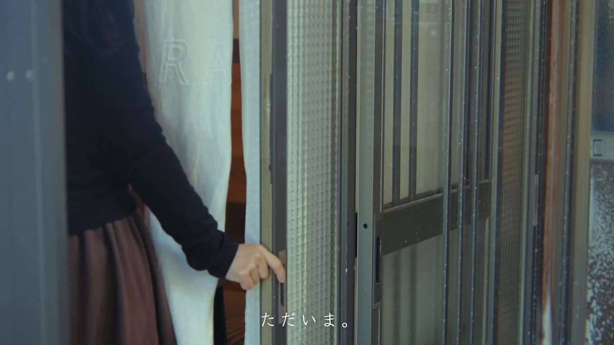 引き戸を閉める手元