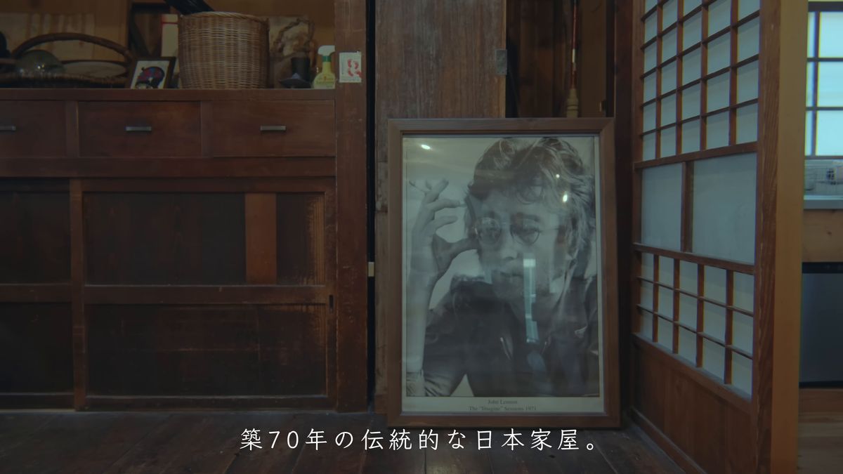 額に入った肖像写真と障子のある部屋