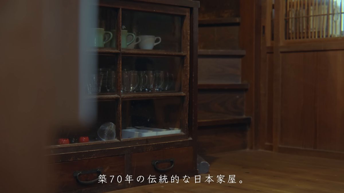 グラスやカップが並ぶ古い食器棚