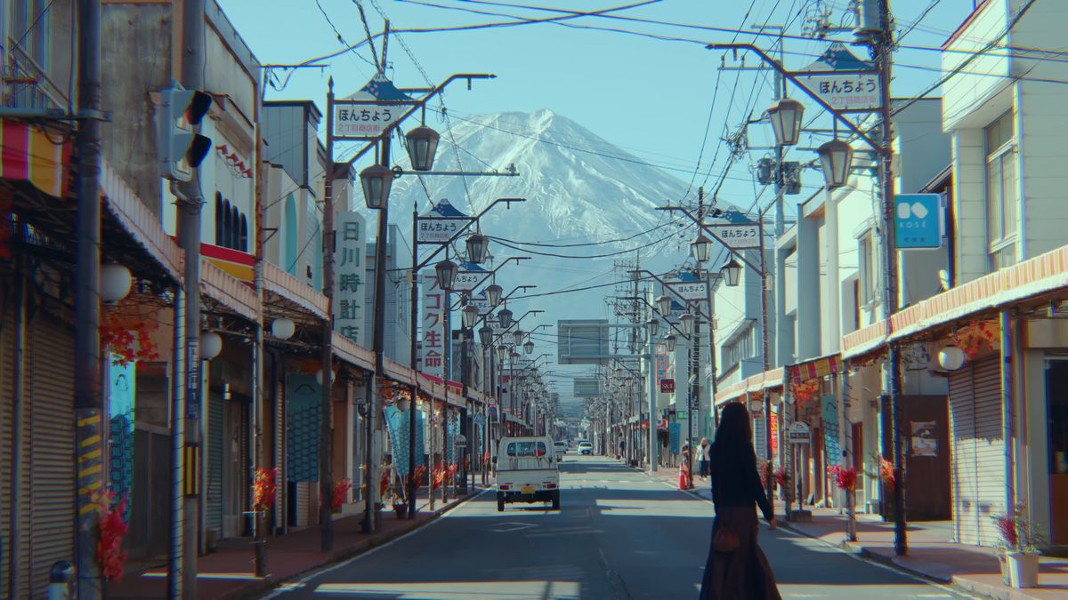 アーケード商店街の向こうにそびえる富士山
