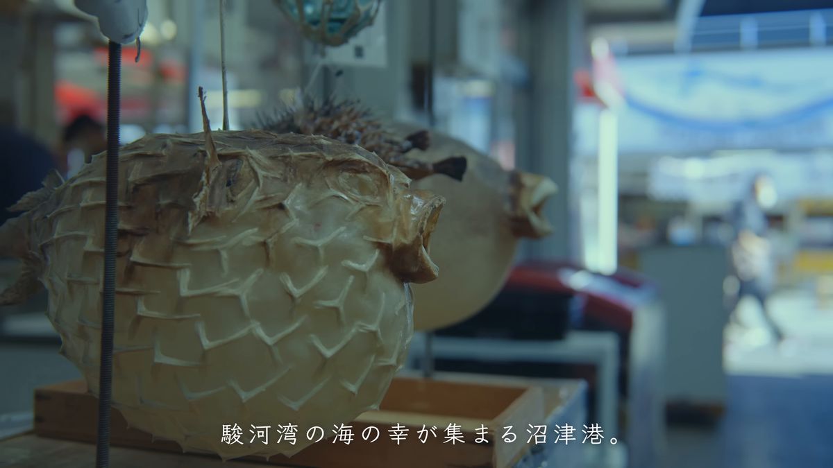 店先に吊るされたふぐの飾り