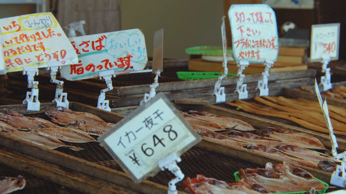 「イカ一夜干 ¥648」の札と並んだ干物