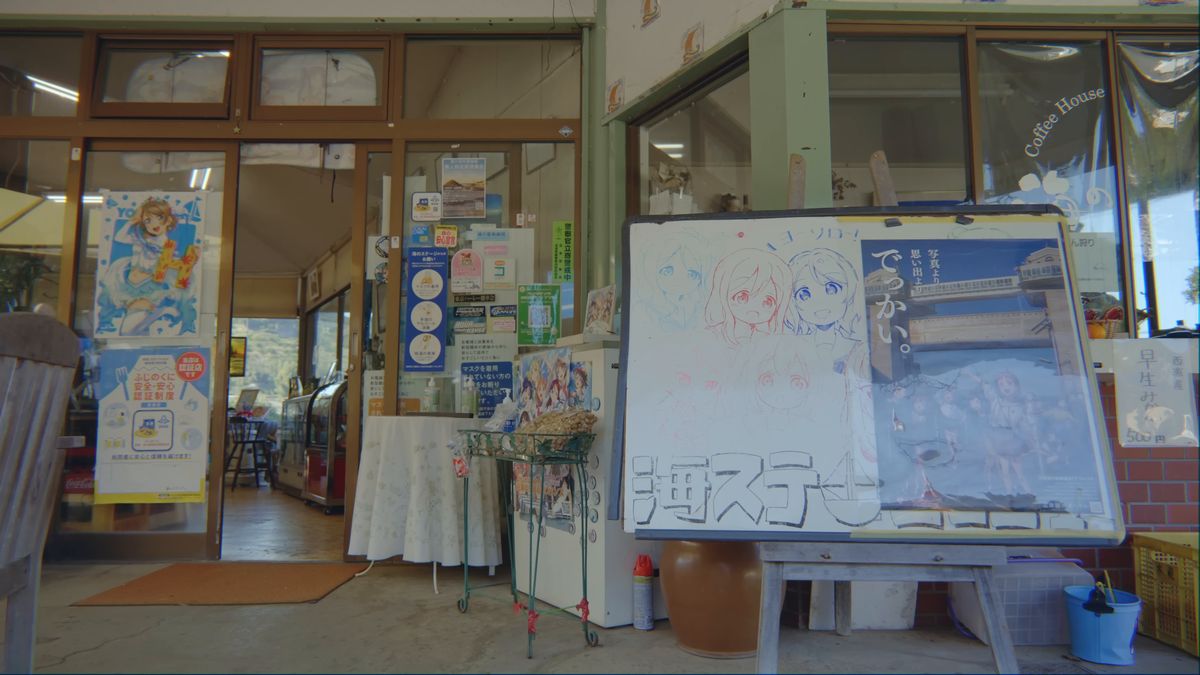 「Coffee House」の文字がある店の入口とホワイトボード