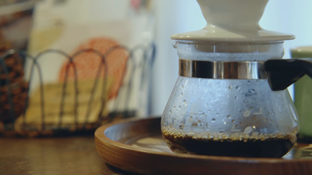 サーバーに落ちるコーヒー