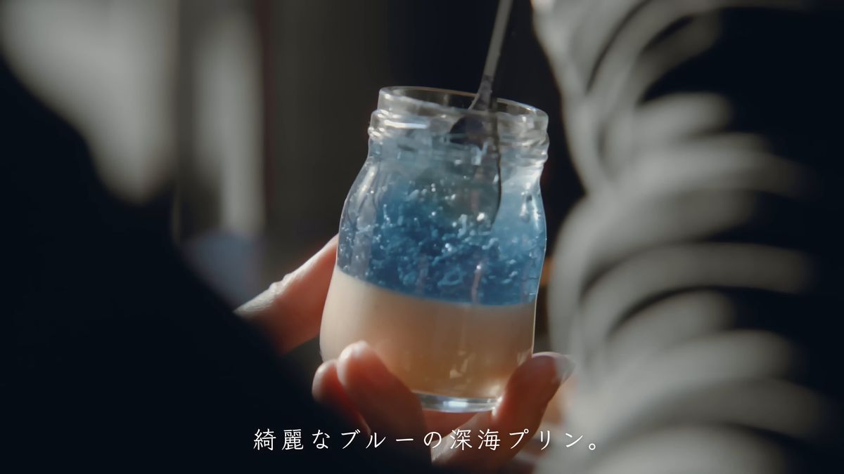 瓶にスプーンを入れる