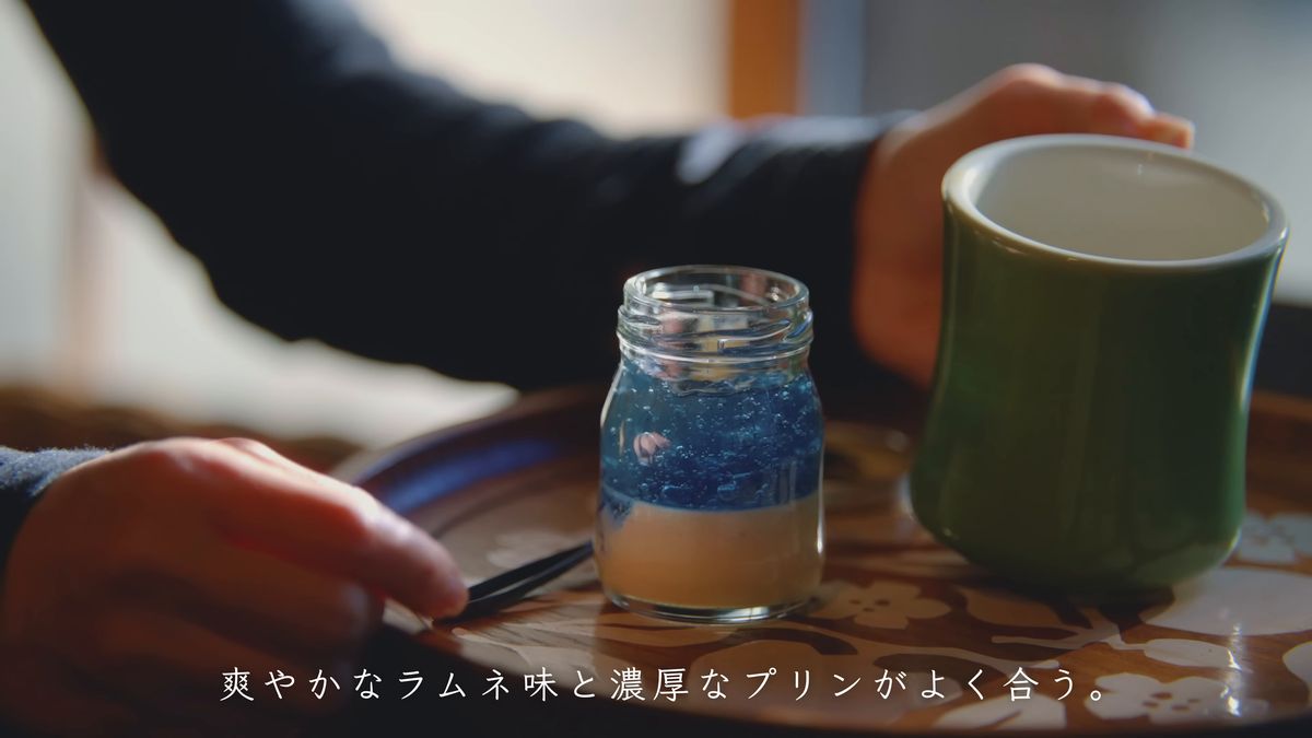 緑のカップを手に取る