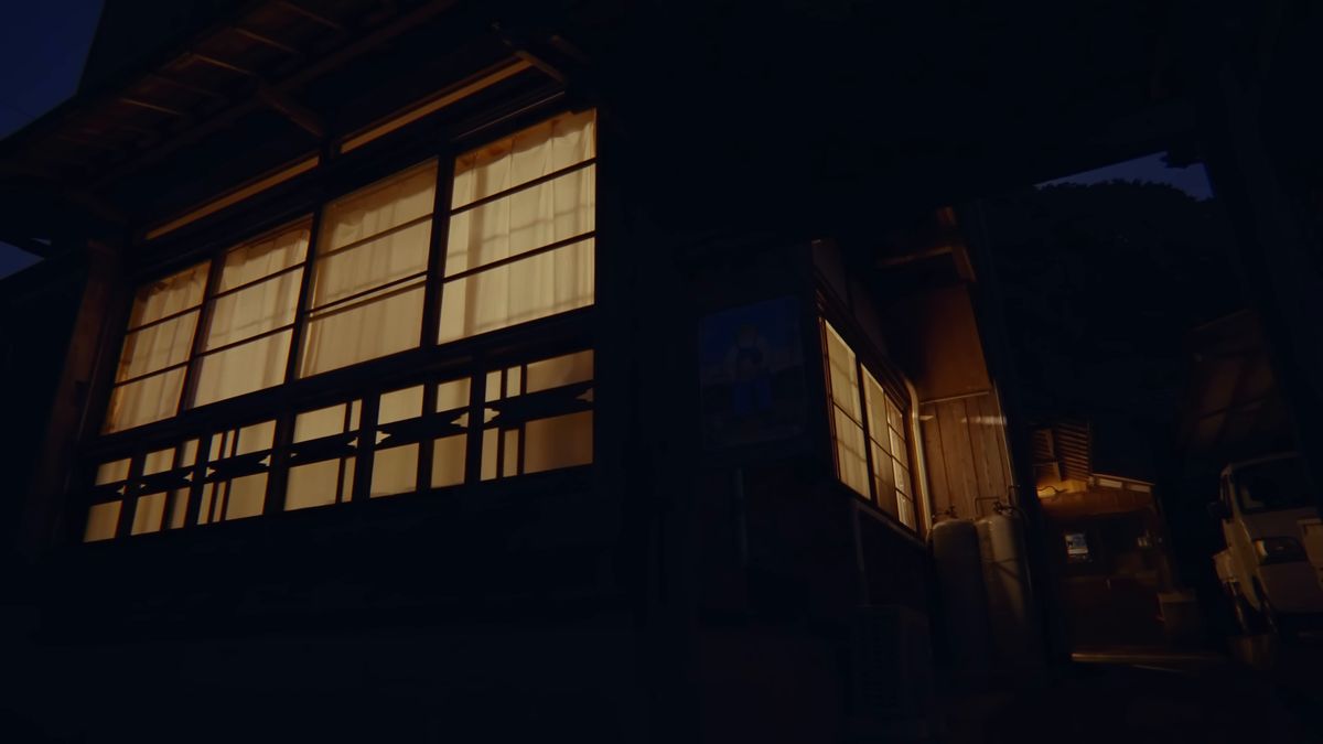 窓明かりのともる夜の古民家