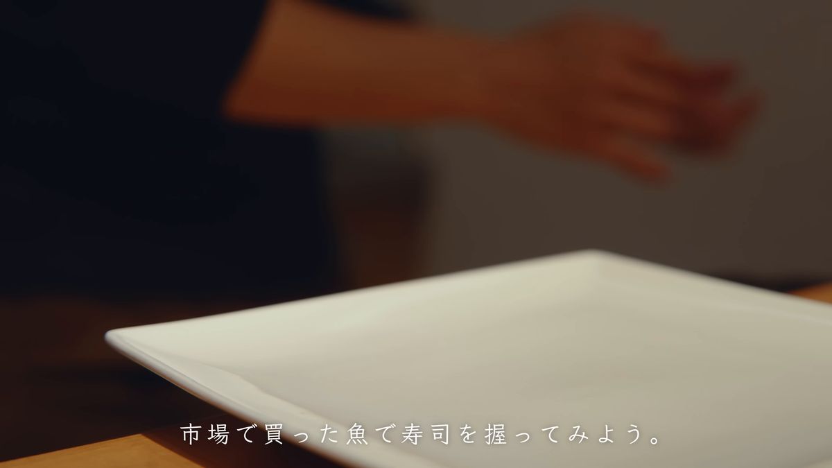 白い皿を前に手を構える