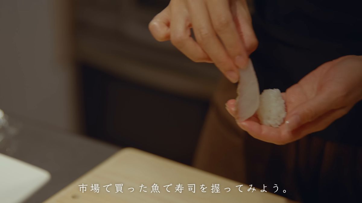 白身のネタをシャリにのせる手元