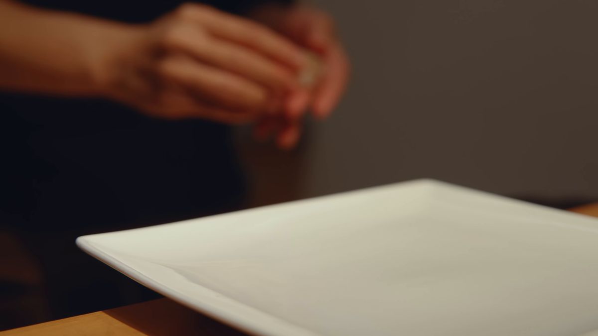 寿司を握る手元
