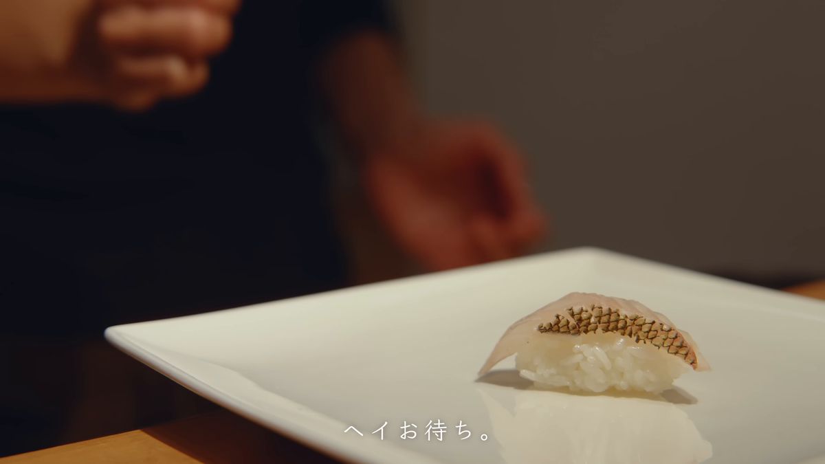 皿に置かれた皮目つきの白身の握り