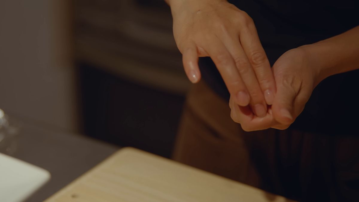 シャリを握る両手