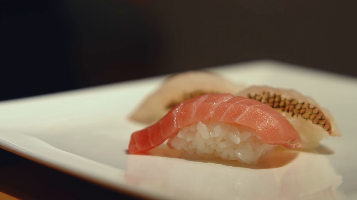 皿に並んだマグロと白身の握り