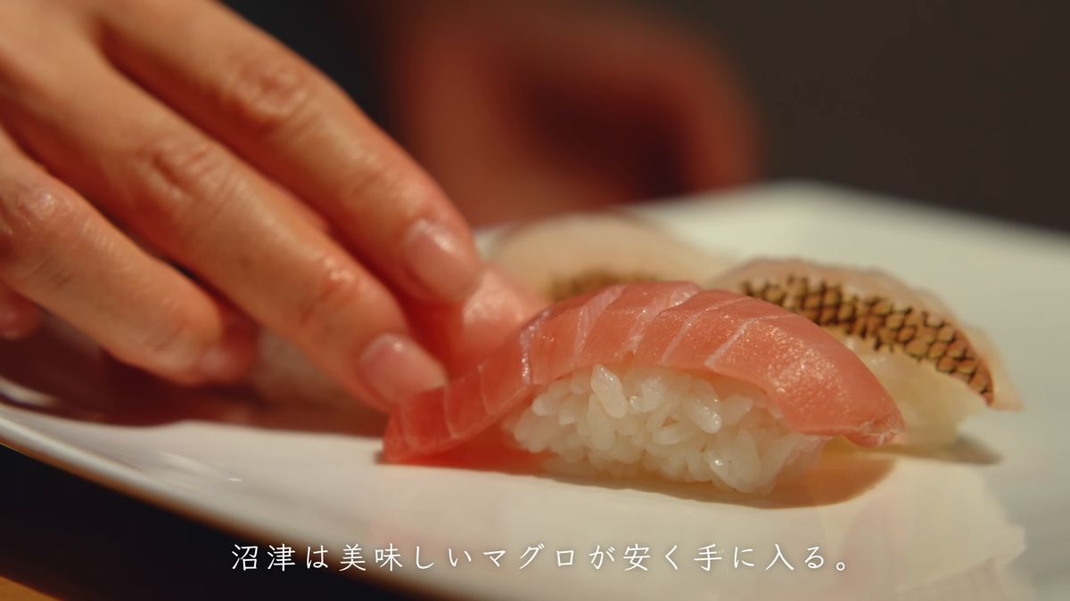 マグロをシャリにのせる手元