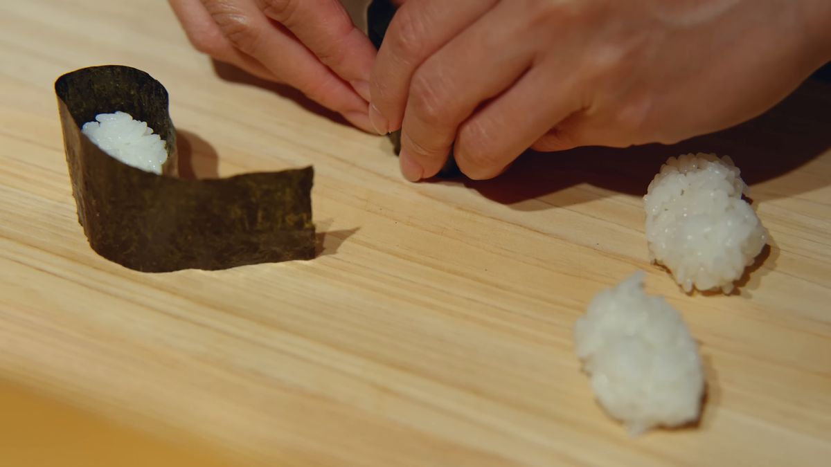 海苔を巻いたシャリと握ったシャリ