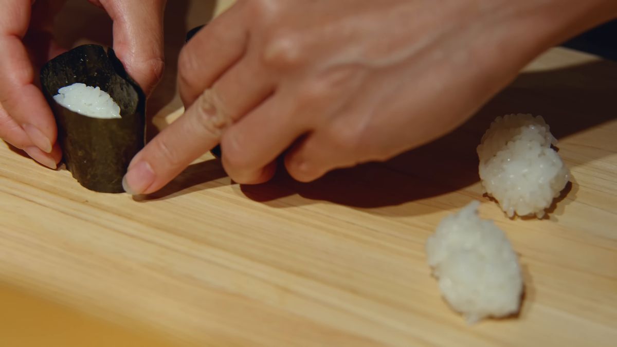 シャリに海苔を巻く手元
