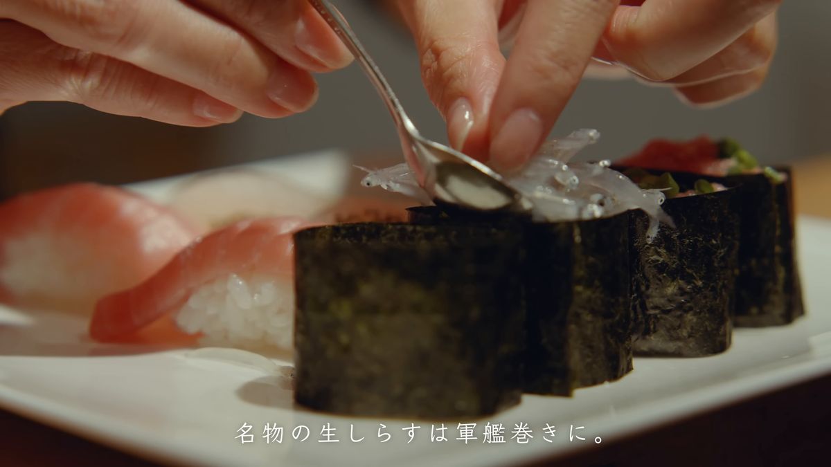 生しらすを軍艦にのせるスプーン