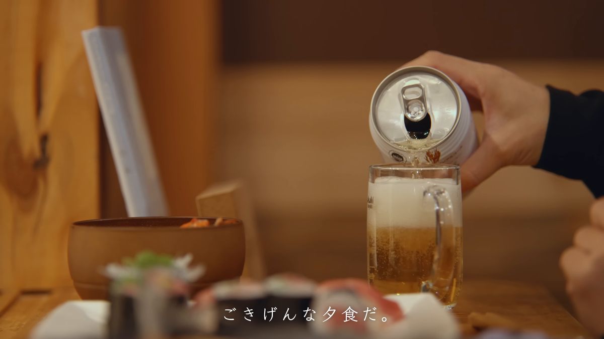 缶からグラスに注ぐ