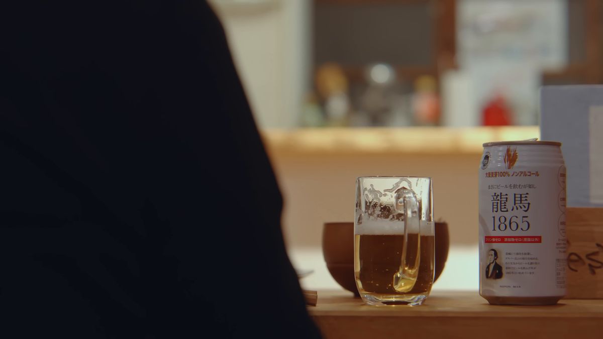 泡の立つグラスと缶