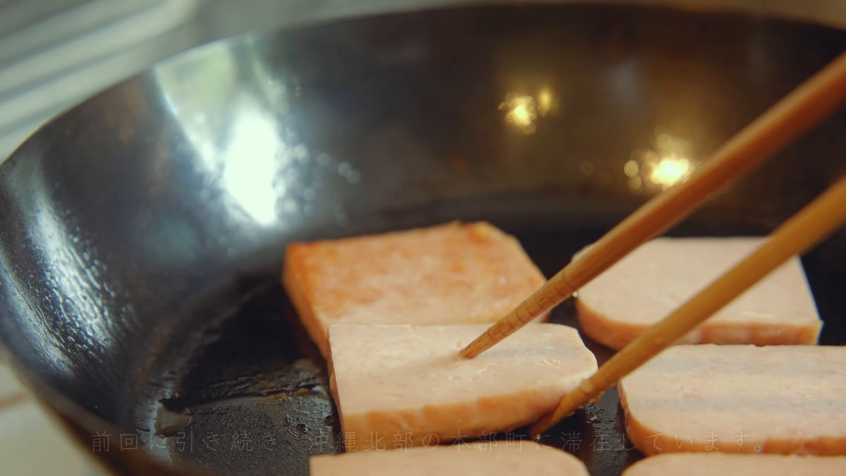 Laying the pork slices in a frying pan
