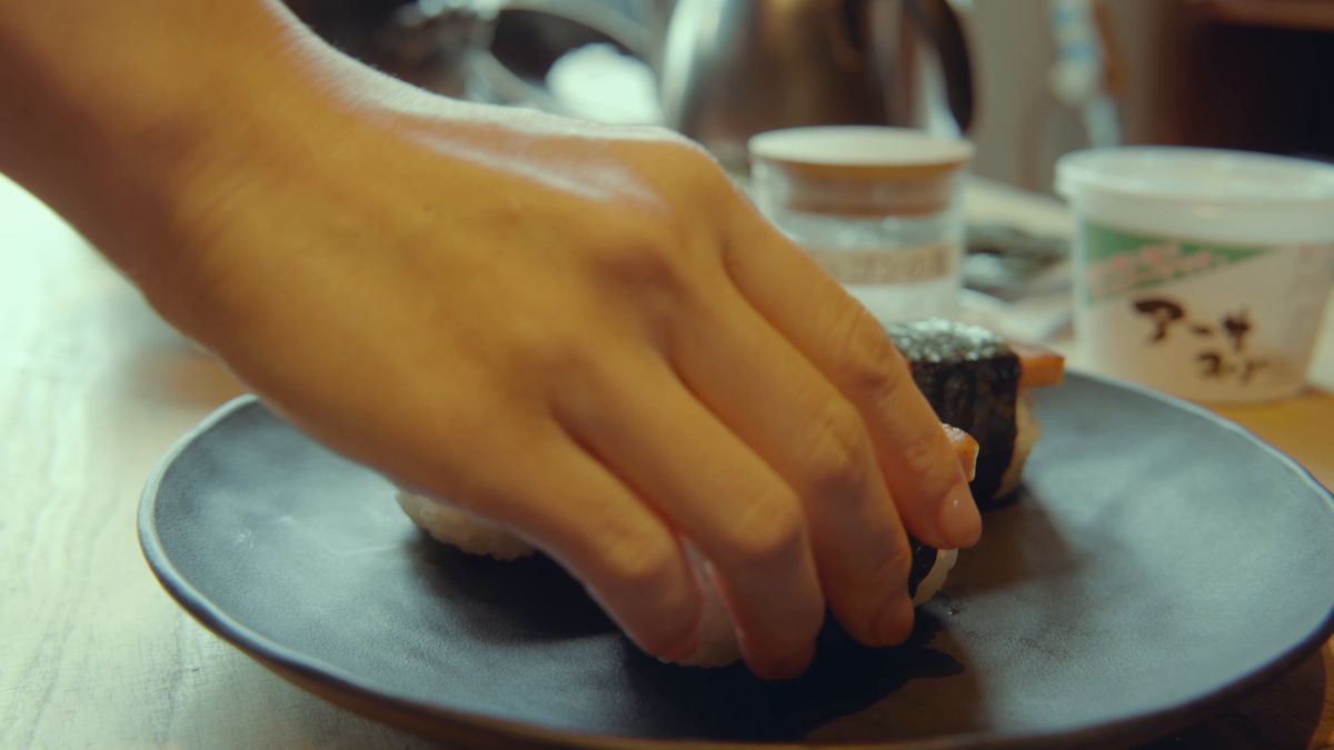 Shaping a rice ball over a black plate