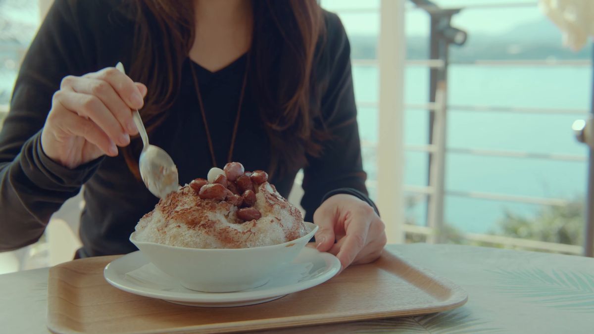 Eating zenzai with the sea behind