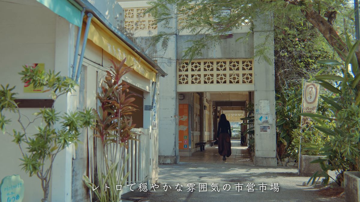 Entering the market past a wall of patterned concrete blocks