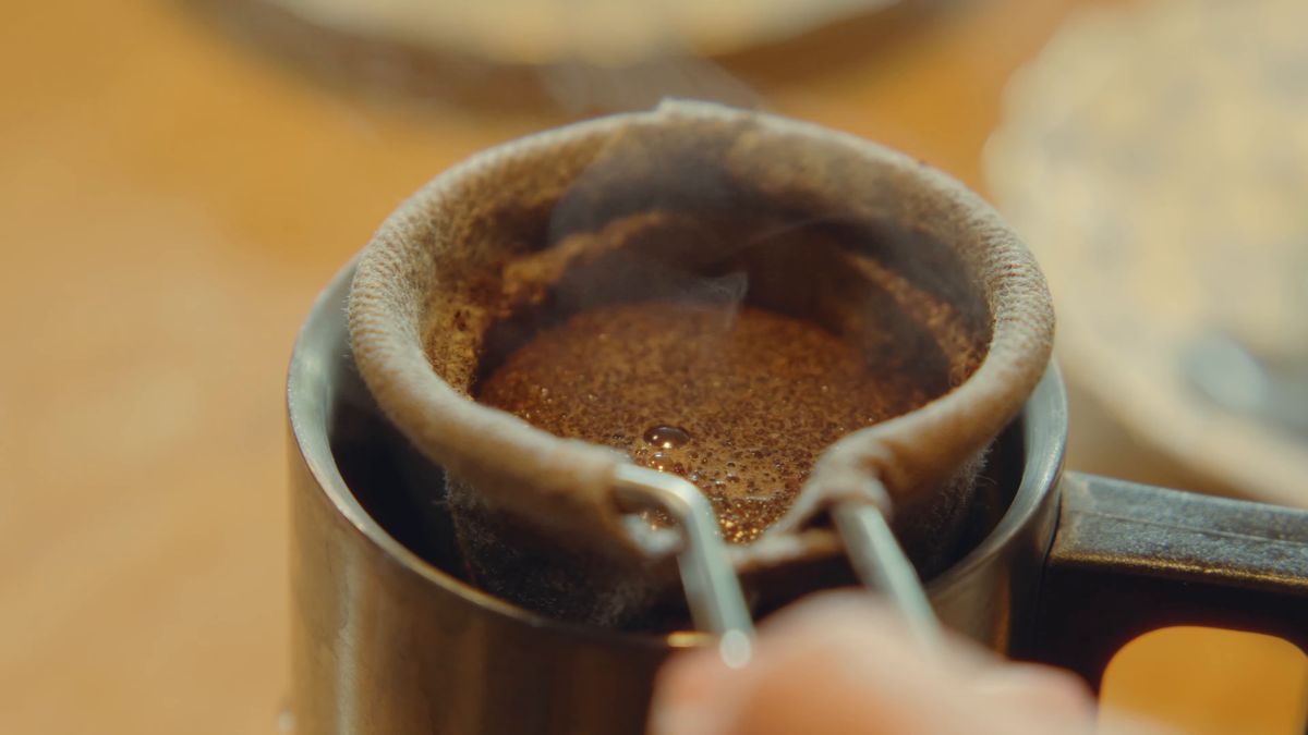 Brewing coffee through a cloth filter