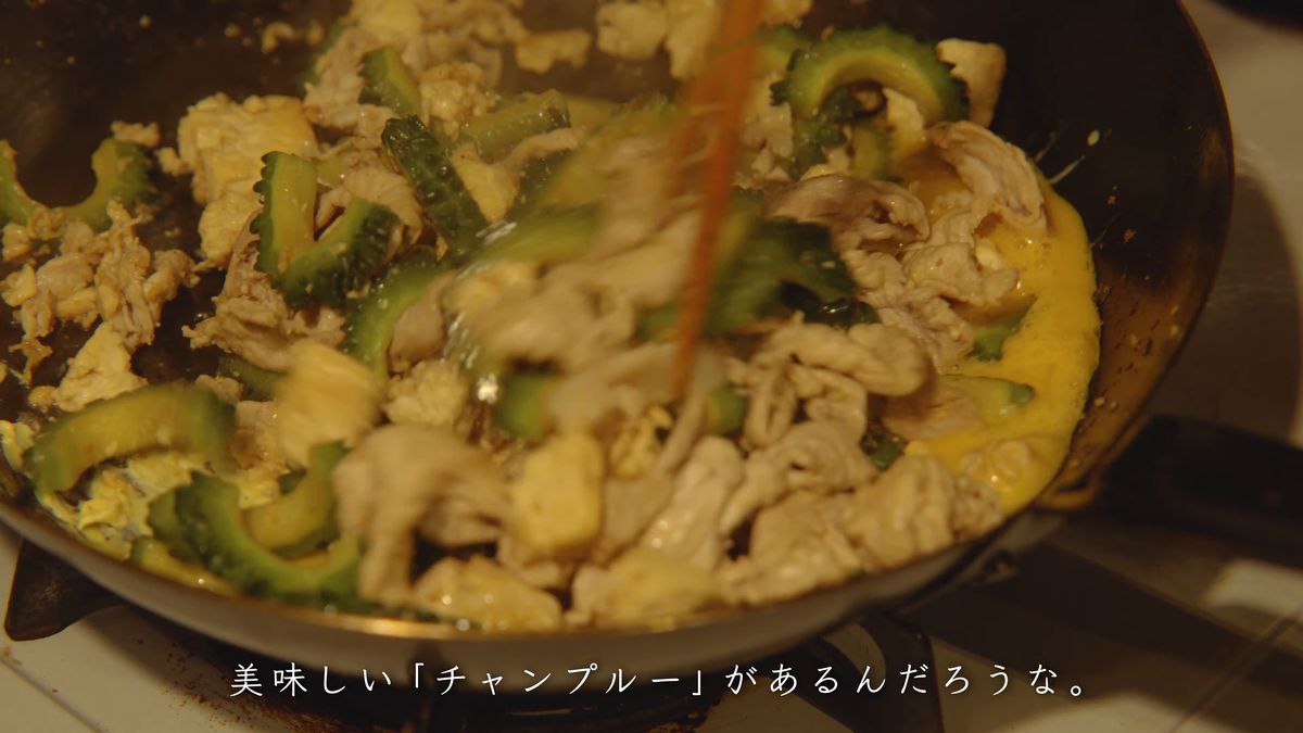 Stirring the chanpuru with cooking chopsticks
