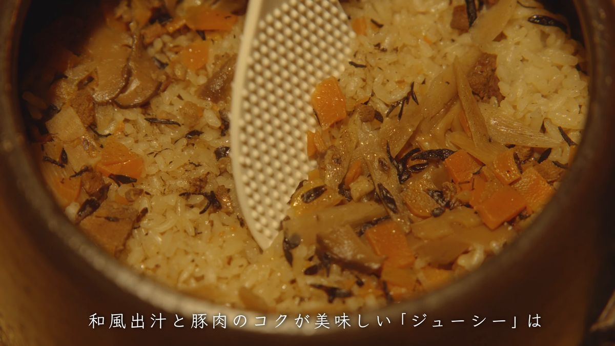A rice paddle going into jushi with carrot and shiitake